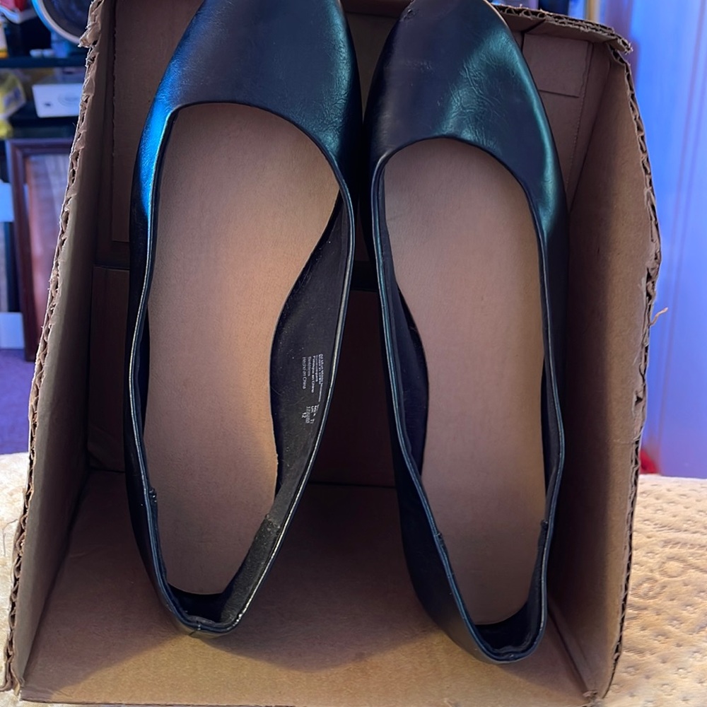 Shoes: comfortable black  flats